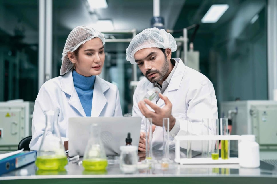 Dva výzkumný pracovníci v laboratoři